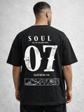 T-shirt oversize SOUL noir vu de dos, avec grand numéro 07 blanc orné de roses et têtes de mort, inscription SOUL Clothing Co.