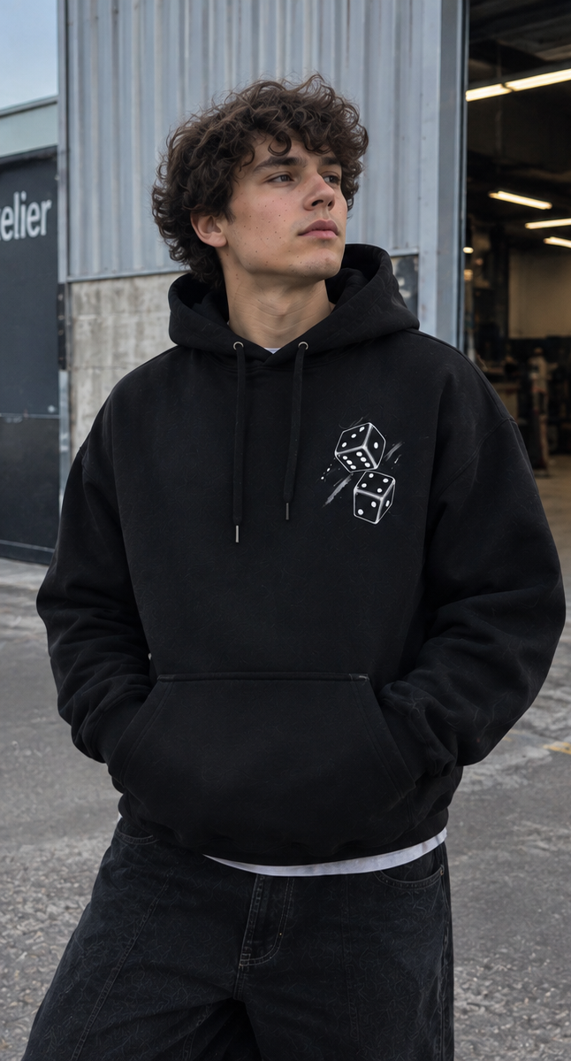 Sweat à capuche noir TAKE THE RISK vu de face avec motif de dés