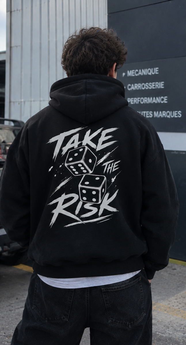 Sweat à capuche noir TAKE THE RISK vu de dos avec grand imprimé