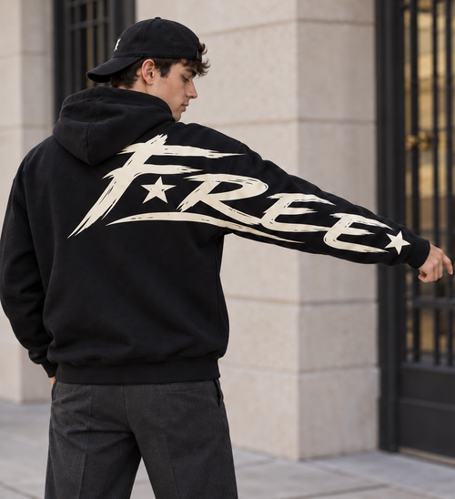 Sweat noir à capuche FREE vu de dos, bras droit tendu, avec grand lettrage clair et étoiles du haut du dos jusqu’à la manche.