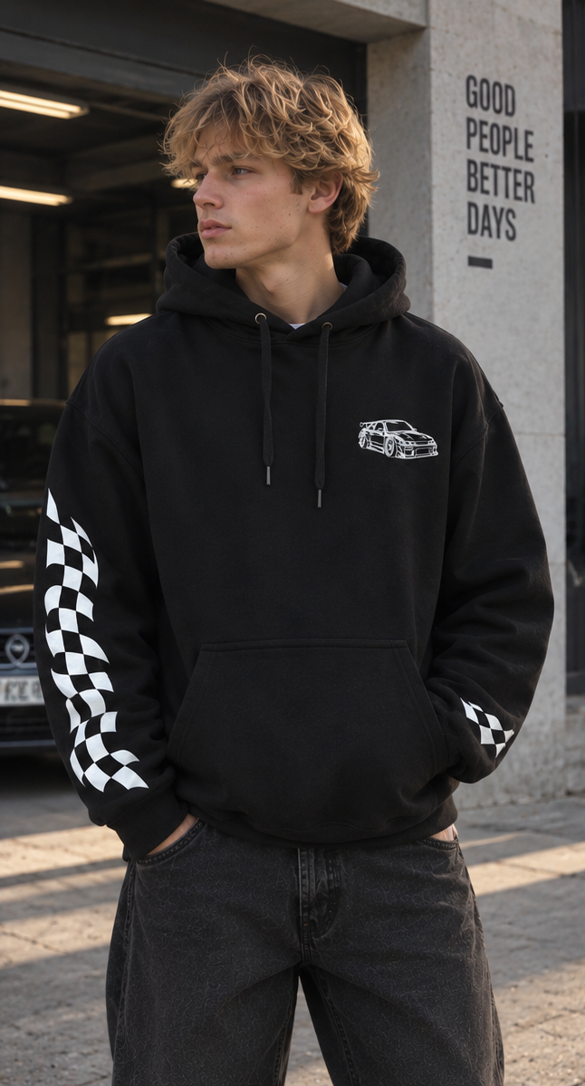 Sweat noir à capuche RACING porté de face, avec petit motif voiture sur la poitrine et damiers blancs sur les manches.