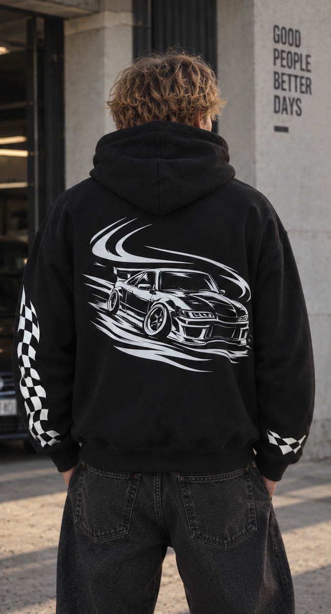 Sweat noir à capuche RACING porté de dos, avec grand motif de voiture sportive blanc et damiers sur les manches.