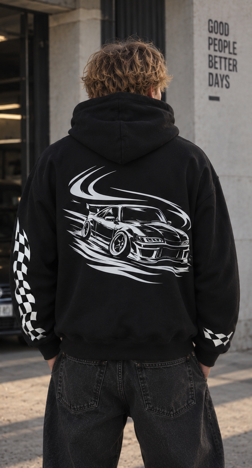 Sweat noir à capuche RACING porté de dos, avec grand motif de voiture sportive blanc et damiers sur les manches.